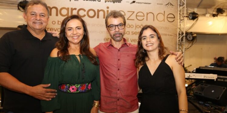  Os patrocinadores Marcelo e Fabíola Brasil (Grupo Potiguar) com o cantor e compositor Marconi Rezende e a produtora Ana Marques, festejando a chegada do álbum “O Bis” nas plataformas digitais - Foto: Danielle Vieira