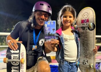 Michaela Camarão, a Mica com o instrutor de Skate Glauco Loureno exibindo seu troféu conquistado na cidade de Teresina - Foto: Divulgação