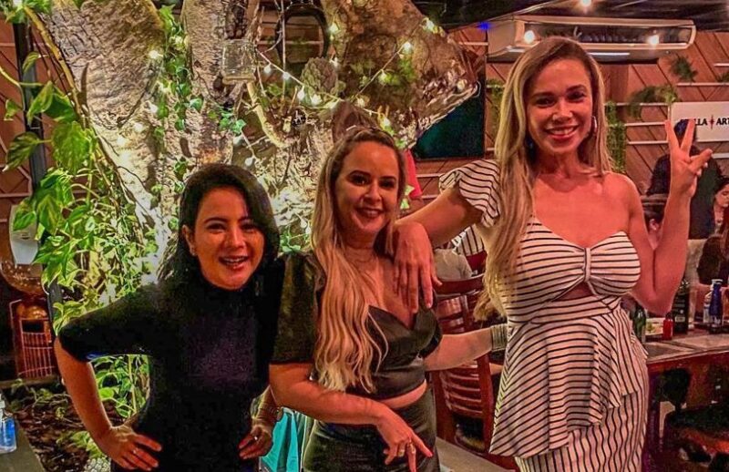 A anfitriã com Karine Baldez e Danyellen Veloso – Foto: Divulgação