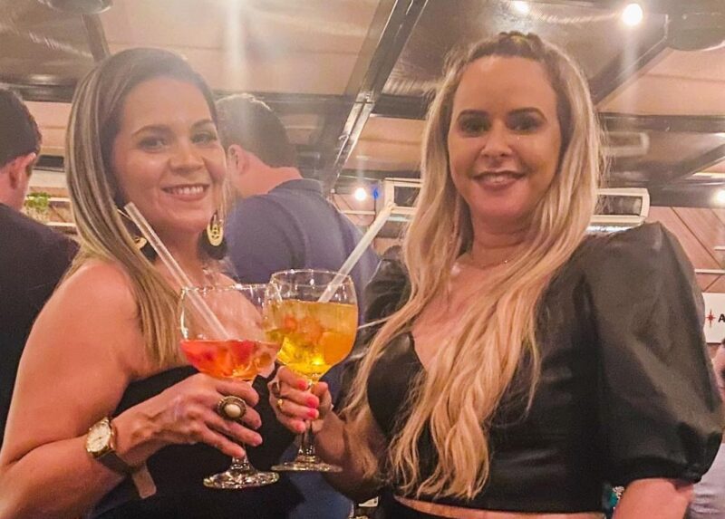 Um brinde à vida com a prima Rosi Araújo – Foto: Divulgação
