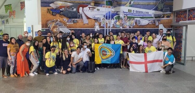Grupo de adolescentes da Via Mundo embarcando para Inglaterra - Foto: Divulgação