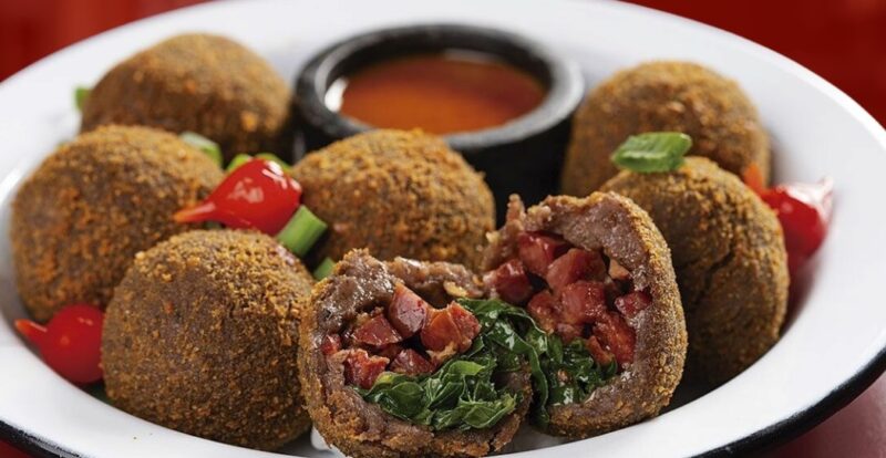 Os famosos bolinhos de feijão são umas das especialidades do riquissímo cardápio gastronômico da casa - Foto: Divulgação