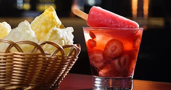 As saborosas caipirinhas de frutas, servidas com o autêntico picolé - Foto: Divulgação