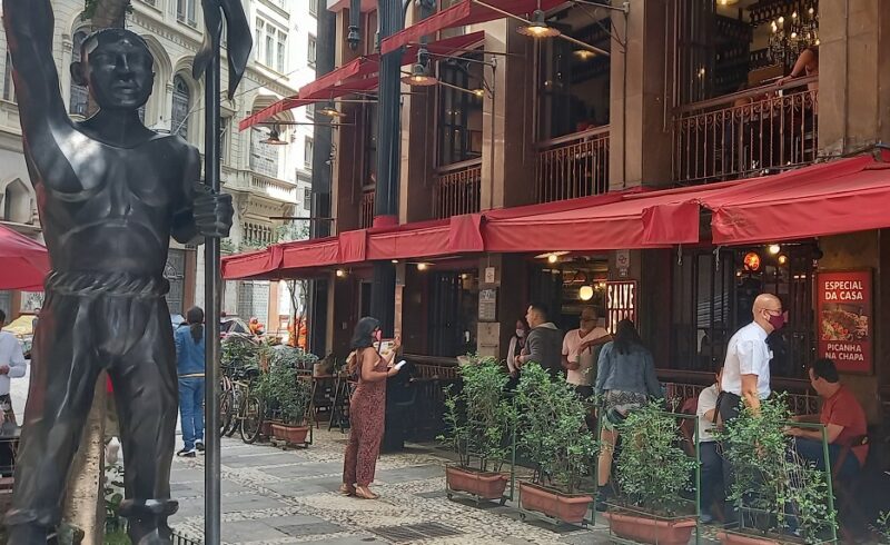 Na Praça Antônio Prado, em um pitoresco logradouro histórico e cultural, o Bar Salve Jorge ambienta seus visitantes - Foto: Gutemberg Bogéa
