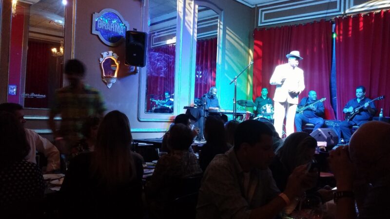 Um Chopp de boas vindas aos hóspedes no Bar Brahma - Foto: Gutemberg Bogéa