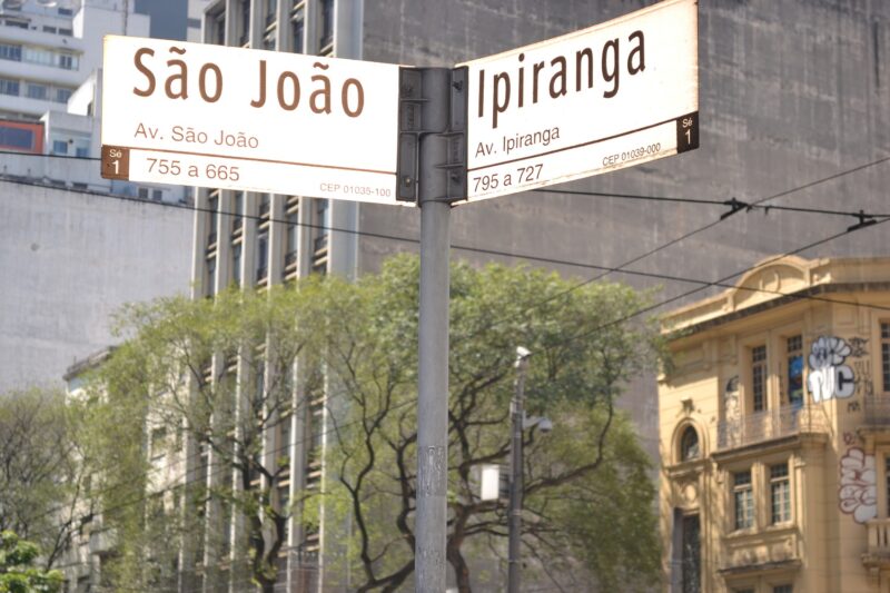 A memória de uma hotel localizado próximo a uma das esquinas mais famosas do Brasil. A esquina da Ipiranga com a São João, imortalizada na composição Sampa de Caetano Veloso "Alguma coisa acontece no meu coração Que só quando cruza a Ipiranga e a avenida São João" - Foto: Gutemberg Bogéa
