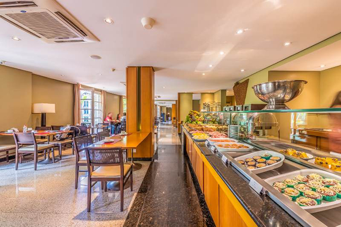 Amplo e moderno espaço para o café da manhã recheado de opções gastronômicas - Foto: Divulgação