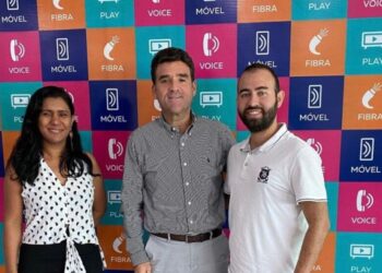 A gerente Comercial da Maxx, Walkíria Pinto, e o diretor da Maxx, Augusto Diniz, receberam o ativista da causa animal, Nélson Andrade, na sede da operadora – Foto: Divulgação