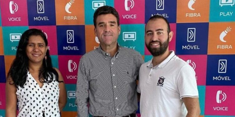 A gerente Comercial da Maxx, Walkíria Pinto, e o diretor da Maxx, Augusto Diniz, receberam o ativista da causa animal, Nélson Andrade, na sede da operadora – Foto: Divulgação