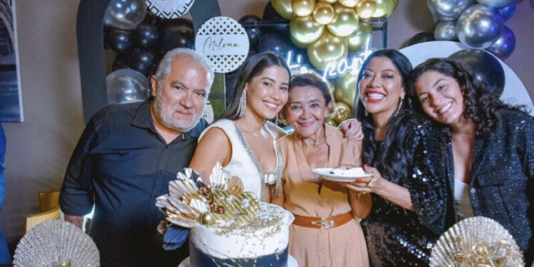A felicidade de Milvan e Antonieta com as filhas Thaynara, Márcia e Ludmila na mesa do bolo – Foto: Divulgação