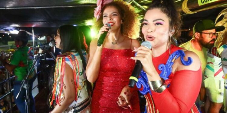 As cantoras Vanessa da Mata e Flávia Bittencourt eram pura animação no Bloco Bittencá & Acolá, e sintonizadas até na cor de seus belos figurinos – Foto: Divulgação