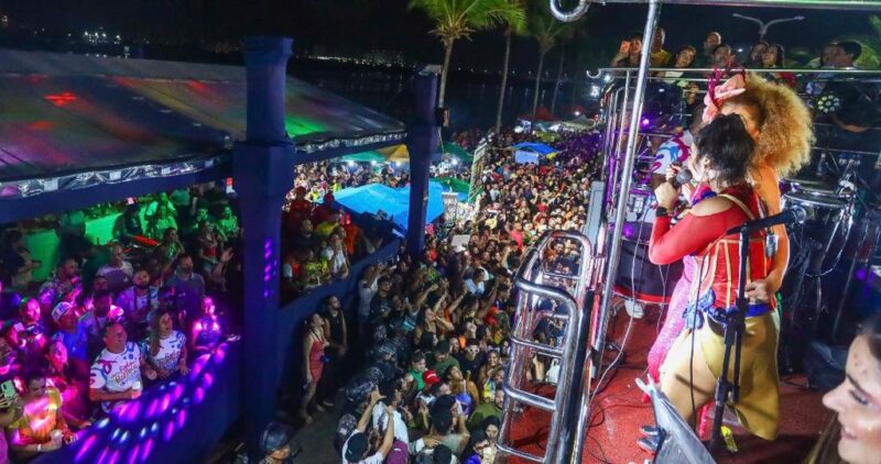 Na parada do Bittencá & Acolá em frente ao camarote do Governo do Estado, as cantoras foram aplaudidas pelo Gov. Carlos Brandão – Foto: Divulgação