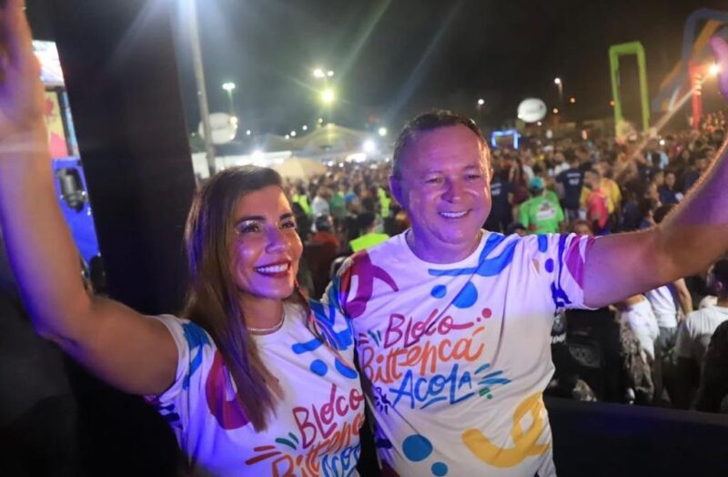 – A animação da primeira dama Larissa e do Governador Carlos Brandão com as camisas do Bloco Bittencá & Acolá – Foto: Divulgação