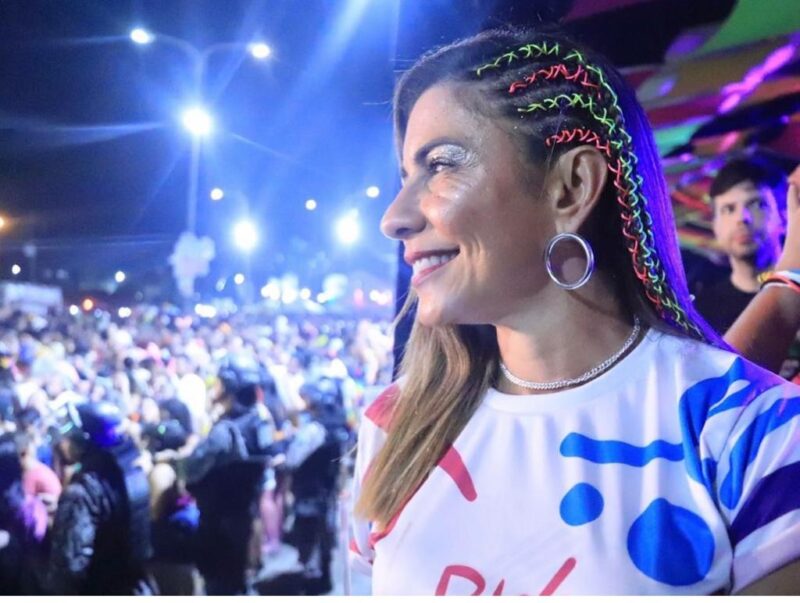 Um close da beleza e simpatia da primeira – dama Larissa Brandão acompanhando o Bloco Bittencá & Acolá – Foto: Divulgação