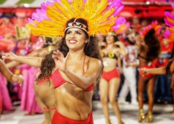 Sem as fantasias normais, as passistas meteram o peito, literalmente, na Passarela da Marquês de Sapucaí – Foto: Reprodução