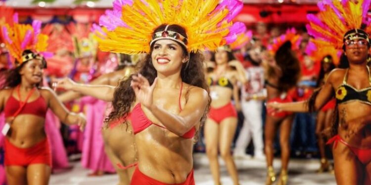 Sem as fantasias normais, as passistas meteram o peito, literalmente, na Passarela da Marquês de Sapucaí – Foto: Reprodução