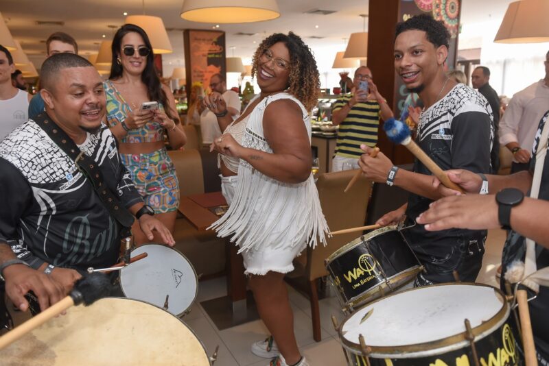 Turistas e visitantes se misturam em clima de alegria e descontração – Foto: Divulgação