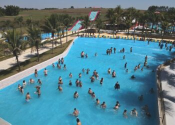 Cercado de natureza, o Castelo Park Aquático é um convite a diversão - Foto: Divulgação