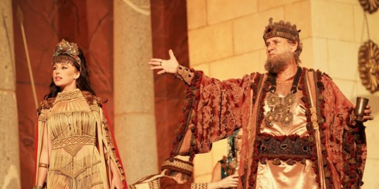 Duda Reis (Herodíades) e Nelson Freitas (Herodes) – Foto: Kennel Rogis