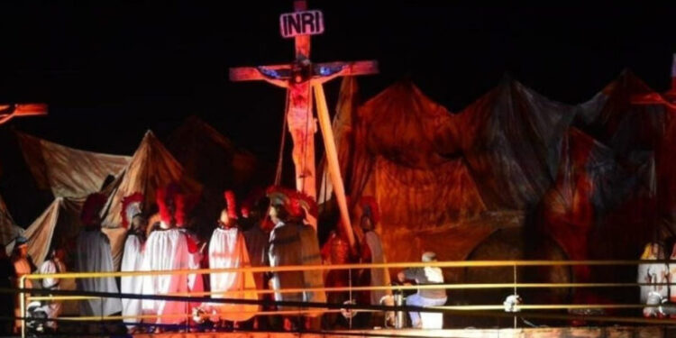 O fecho de ouro de uma peça grandiosa feita pelos comunitários do Anjo da Guarda e áreas adjacentes: A Crucificação de Jesus para a sua Ressurreição – Foto: Reprodução