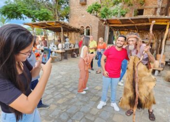 Personagens da Paixão de Cristo encantam público, em Nova Jerusalém