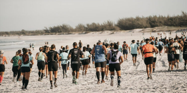 Atletas durante o percurso por entre as mais belas paisagens da região - Foto: Thiago Diz