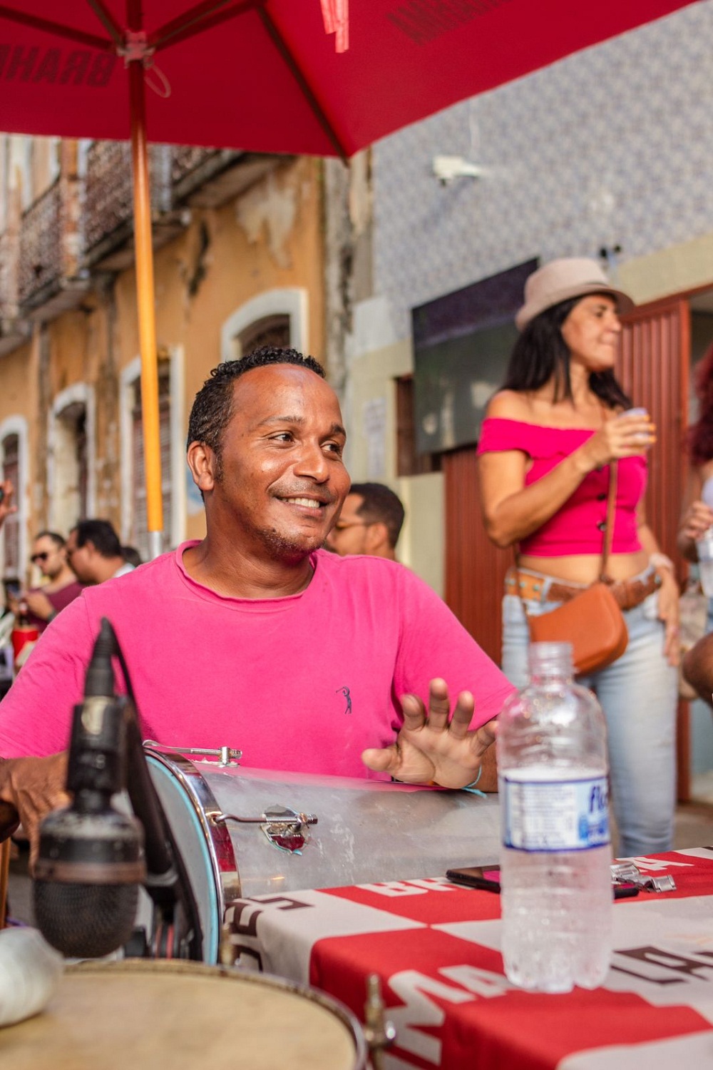 Pedro Batuque e suas habilidades instrumentais e vocais - Foto: Kalleb Braga Pinto