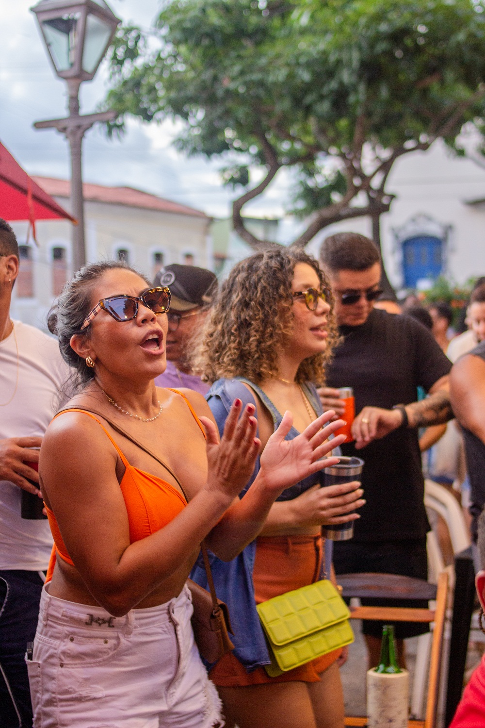 Na palma das mãos as belas Joselma Fonseca e Ivana Azevedo exaltam o samba maranhense - Foto: Kalleb Braga Pinto