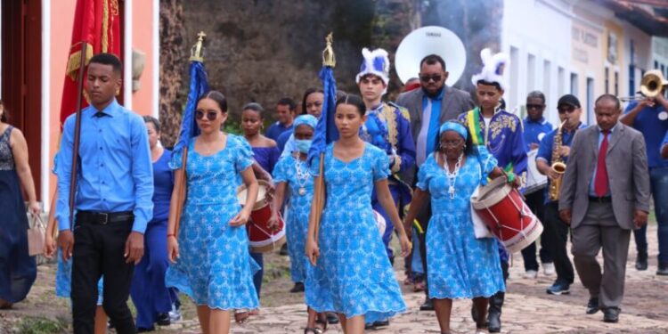 Cortejo pelas ruas de Alcântara - Foto: Charlles Eduardo