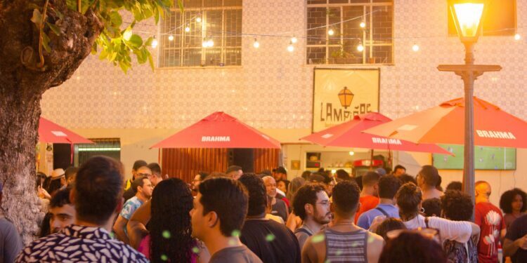 Samba contagia de alegria  o Lampiões no Largo de Santo Antônio