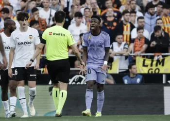 Vinicius Junior não jogará pelo Real Madrid contra o Rayo Vallecano, mas vai ao Santiago Bernabéu
