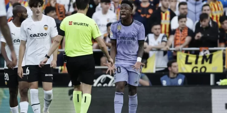 Vinicius Junior não jogará pelo Real Madrid contra o Rayo Vallecano, mas vai ao Santiago Bernabéu