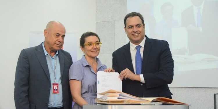 Diretor Financeiro de Crédito, Wanger Rocha e o presidente Paulo Câmara, assinam convênio com a diretora regional da Agência Francesa de Desenvolvimento (AFD), Laetitia Dufay – Foto: Divulgação