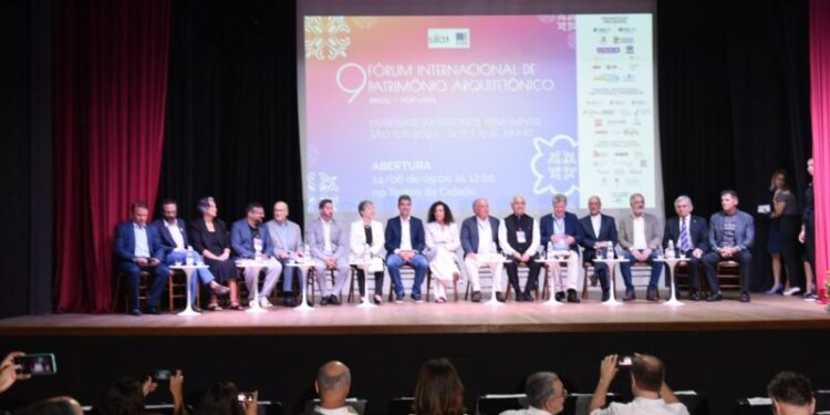 Eduardo Braide - Prefeito de São Luís, Maria Rita Amoroso (FIPA Brasil), Gonçalo Byrne (Faculdade de Arquitectura da UTL e Universidade de Alghero), Aníbal Costa (Universidade de Aveiro (UA)/Portugal e FIPA – Portugal), Jose Luís Cortés (Presidente da União Internacional Arquitetos – UIA), Nadia Someck (Presidente do Conselho de Arquitetura e Urbanismo - CAU/Br), Rafael Passos (Vice-Presidente do Instituto dos Arquitetos do Brasil – IAB), Leandro Grass (Presidente do Instituto do Patrimônio Histórico e Artístico Nacional – IPHAN), Joao Carlos (Diretor Geral da Direção Geral do Patrimônio Cultural DGPC-PT), Walter Canalles (Reitor da Universidade Estadual do Maranhão – UEMA), Rui Lourido (União das Cidades Capitais de Língua Portuguesa – UCCLA), Rui Leão (Presidente do Conselho Internacional Arquitetura Língua Portuguesa CIALP), Mário Augusto Ribas Nascimento (Organização das Cidades Brasileiras Patrimônio Mundial – OCBPM) e Katia Bogéa (Presidente da Fundação Municipal de Patrimônio Histórico – FUMPH), durante a solenidade de abertura – Foto: Veruska Oliveira