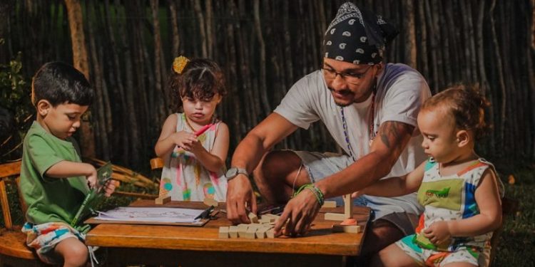 Recreador promove atividades lúdicas em hotel do vilarejo - – Foto: Leo Castro/Vila Aty