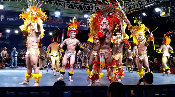 Isso é uma das carnavalizações do Boi de Morros, do cantador Lobato, como se em Bandeira de Aço, música famosa de Cesar Teixeira: “Pensou que tava no Mundo, e era fundo de quintal” – Foto: Reprodução