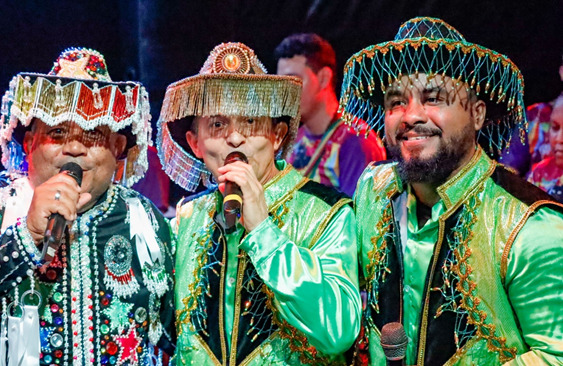 Moura, Pedro Costa e Luzian Filho, na cantoria do Boi da Mocidade de Rosário, um dos grupos que mais zelam pela conservação do Sotaque de Orquestra e a beleza do bailado – Foto: Reprodução