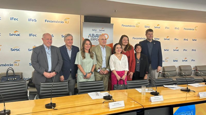 Sergio Ribeiro, diretor regional do SENAC, Luiz Strauss, Presidente ABAV Rio, Daniela Maia, Secretária de turismo do Rio de Janeiro, Antonio Florencio de Queiroz Junior, presidente da Fecomércio – Foto: Divulgação