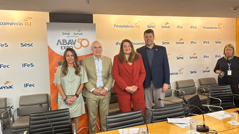 Daniela Maia, secretária de turismo do Rio de Janeiro, Antonio Florencio de Queiroz Junior, presidente da Fecomércio RJ, Magda Nassar, presidente da ABAV Nacional e Gustavo Tutuca, secretário de Estado de Turismo do Rio de Janeiro – Foto: Divulgação