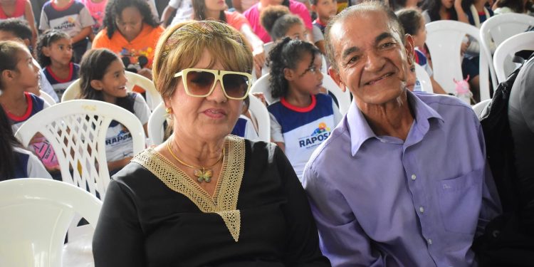 Fátima Reis relançou livro em Raposa prestigiada pelo colunista social Riba Um. – Foto: Divulgação