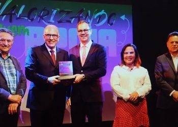 Bartolomeu Gonçalves Martins, presidente do Sindicato do Comércio de Vendedores Ambulantes do Distrito federal (Sindvamb-DF); Carlos Eduardo Pereira, Diretor Executivo da Bancorbrás Turismo; José Aparecido Freire, presidente do Sistema Fecomércio-DF; Bernadeth de Fátima, conselheira do Senac; e Ovídio Maia, presidente do Secovi-DF - Foto: Divulgação