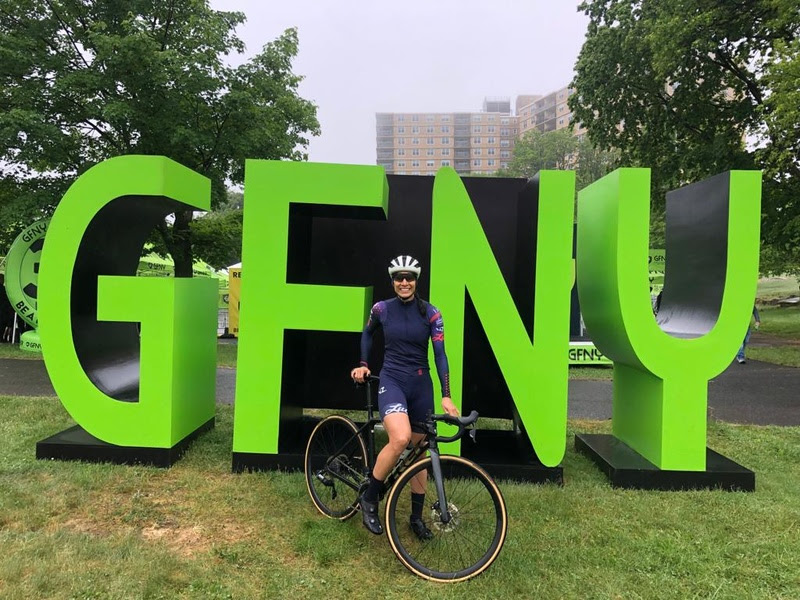 Ciclista Érika Soares na prova em Nova York, representando o GFNY Bento Gonçalves – Foto: Acervo pessoal