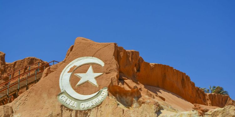 Uma paisagem é caracterizada por dunas e falésias avermelhadas de até trinta metros acima do nível do mar – Foto: Divulgação