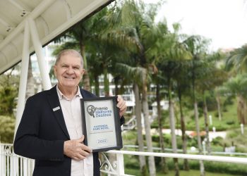 Sr. Pedro Graciola com a placa de reconhecimento do Prêmio Melhores Destinos 2022 - Foto: Divulgação