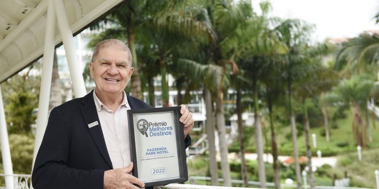 Sr. Pedro Graciola com a placa de reconhecimento do Prêmio Melhores Destinos 2022 - Foto: Divulgação