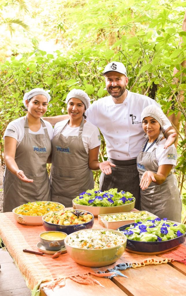 O Chef Paulo Machado comemora com a equipe da Estância Mimosa, o inédito e importante reconhecimento do passeio ecoturístico, assim como sua repercussão no mundo - Foto: Divulgação