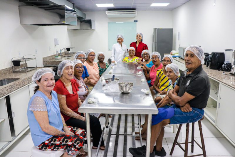 Idosos da comunidade do Anil participam de Oficina de Gastronomia comandada por Alunos da Faculdade CEST, em mais uma edição do “Projeto Aprender Fazendo: Assistência Integral ao Idoso - 3º Circuito Interdisciplinar em Geriatria” – Foto: Divulgação