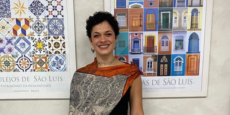 “Histérica reúne poesias de uma mulher em meio a dores, em uma sociedade que naturaliza diversas violências de gênero”, define Debora Reis – Foto: Divulgação