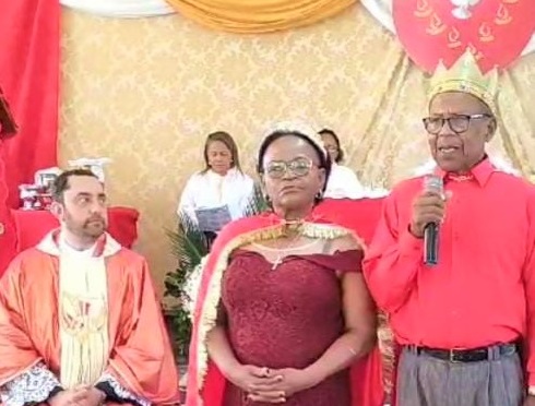 Cortejo leva o Rei e Rainha do Rosário ao altar para a coroação – Foto: Mazim Aguiar