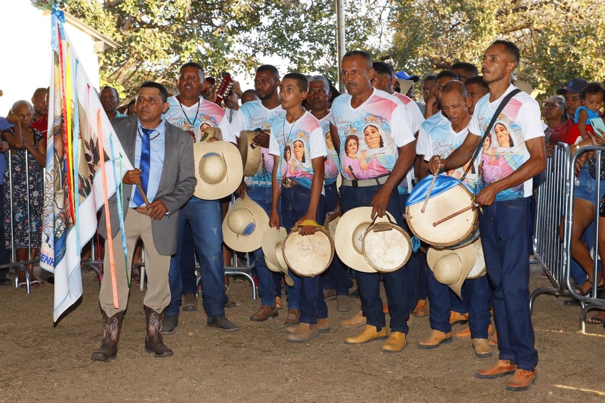 Foliões do Rosário a postos para o encontro com o grupo do Divino – foto: Mazim Aguiar